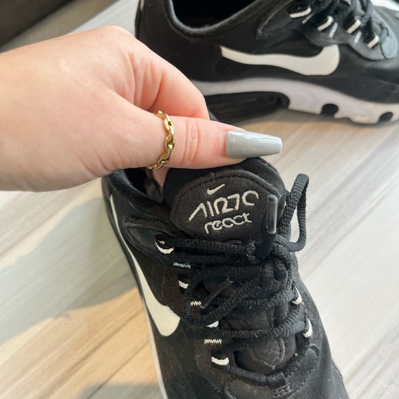 Black Nike Reacts - Picture 2 of 5